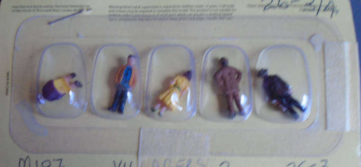 OO SCALE - 5 X VILLIAGE FIGURES, CARDED
