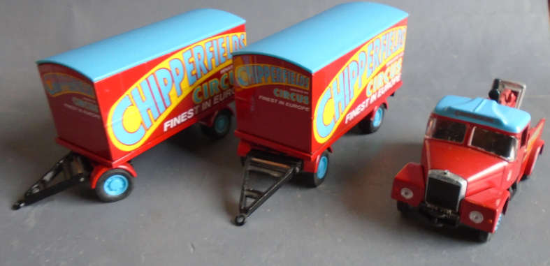 CORGI 1/50 SCALE - SCAMMEL HIGHWAYMAN WITH 2 TRAILERS CHIPPERFIELDS - BOXED