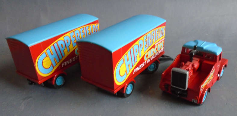 CORGI 1/50 SCALE - SCAMMEL HIGHWAYMAN WITH 2 TRAILERS CHIPPERFIELDS - BOXED