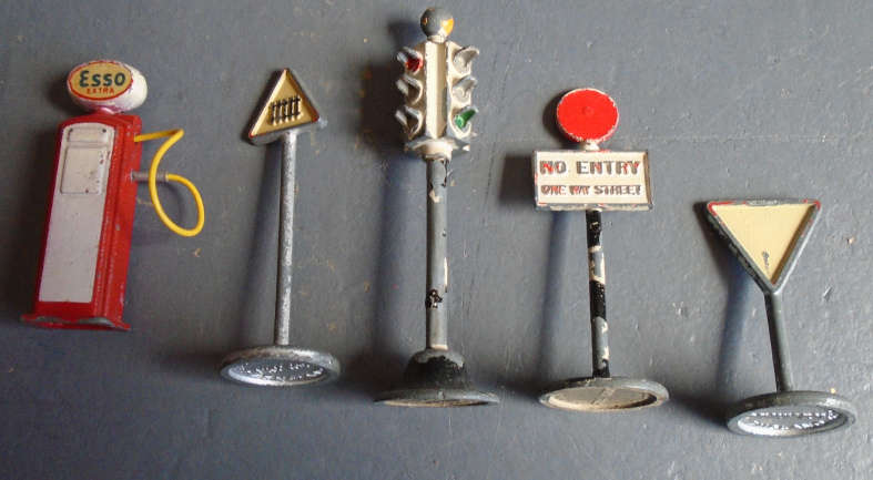 DINKY - 4 X ROAD SIGNS & ESSO PETROL PUMP
