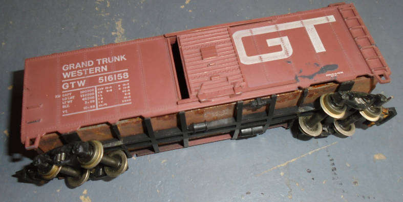 ROUNDHOUSE HO SCALE - GTW CLOSED GOODS WAGON, MARK ON BODY
