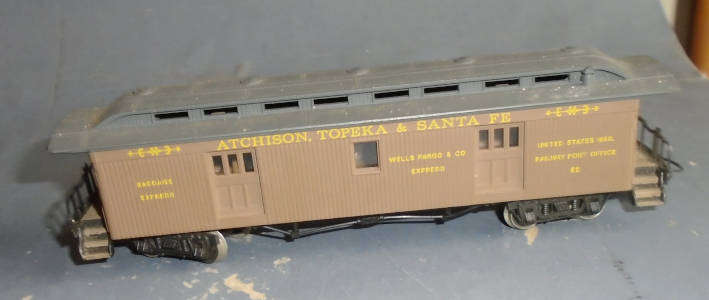 AHM HO SCALE - AT&SF OLD TIME BAGGAGE CAR
