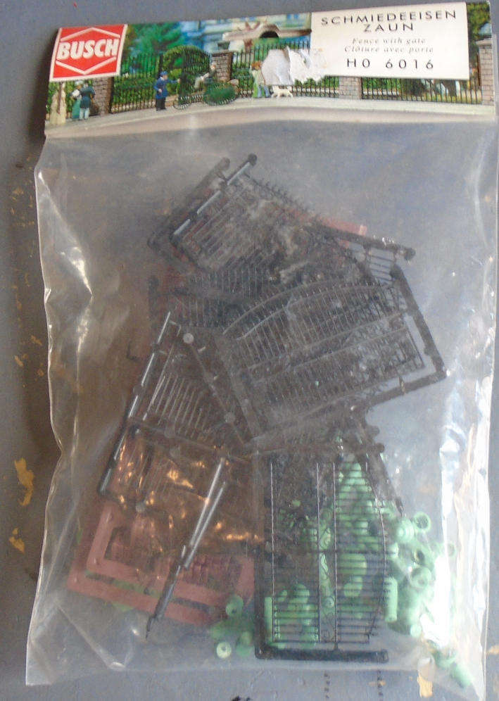 BUSCH HO SCALE - FENCE WITH GATE, IN PKT