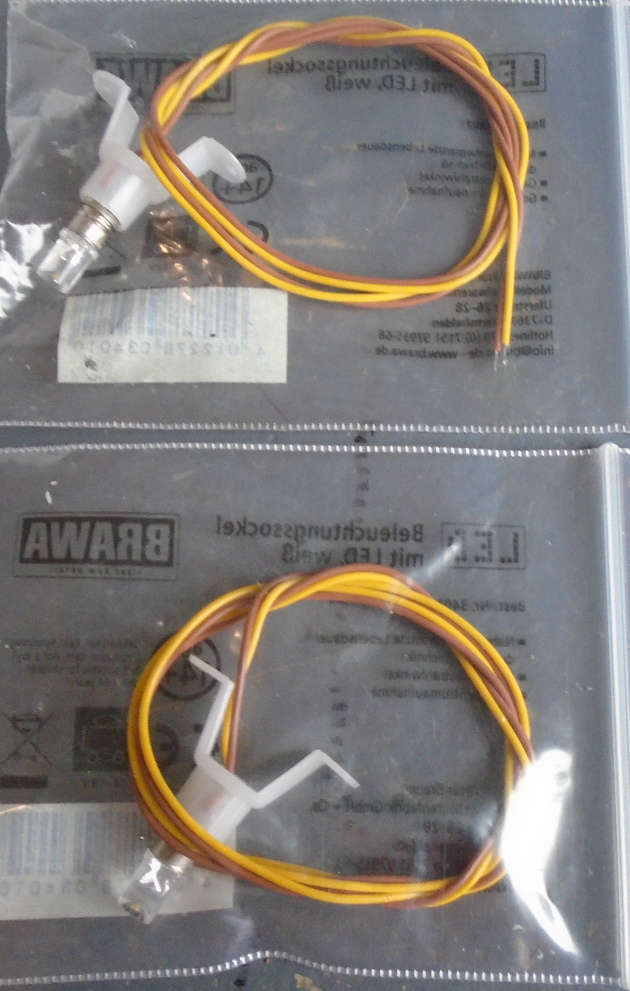 BRAWA HO SCALE - 2 X DIORAMA LAMPS W/GLOBES, IN PKT