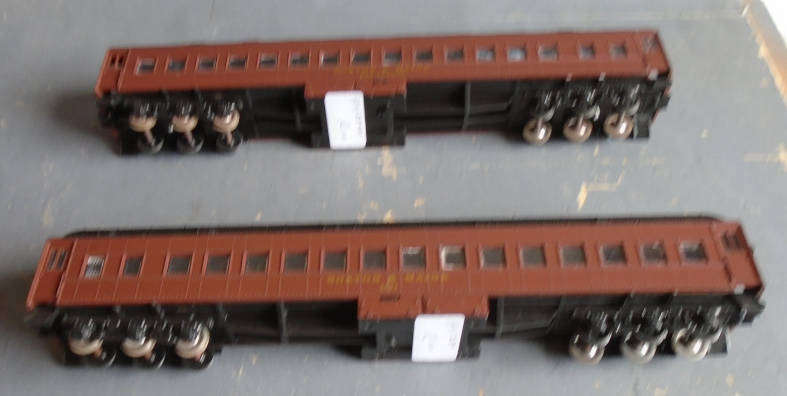 BM HO SCALE - 2 X BOSTON & MAINE PASSENGER & BAR COACHES, NEEDS COUPLINGS