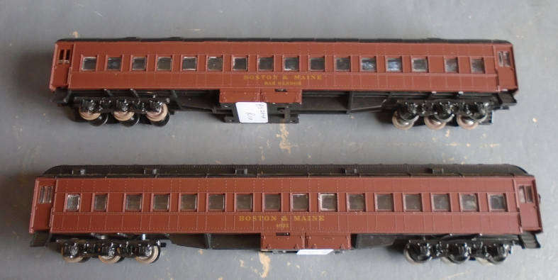 BM HO SCALE - 2 X BOSTON & MAINE PASSENGER & BAR COACHES, NEEDS COUPLINGS