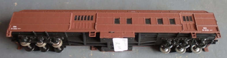 BM HO SCALE - BN BAGGAGE VAN, NEEDS 2 X COUPLINGS