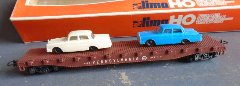 LIMA HO SCALE - PENNSYLVANIA FLAT WAGON WITH CARS, BOXED