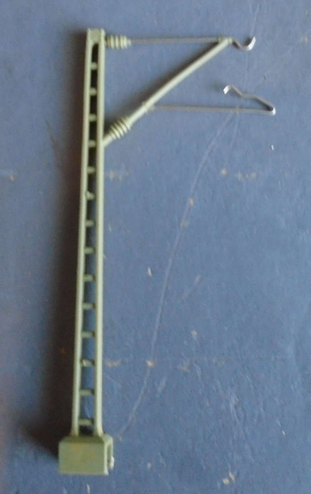 HO SCALE - 10 X CATERNARY MASTS