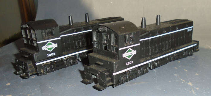 ATHEARN HO SCALE - ILLINOIS CENTRAL DOUBLE HEADER COW & PUP DIESEL LOCO & DUMMY, NEEDS COUPLINGS