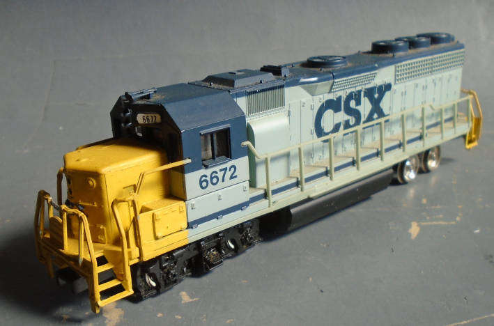 BACHMANN HO SCALE - CSX DIESEL LOCO FOR REPAIRS, RUNS WELL, SEE FOTOS, REAR BOGIE