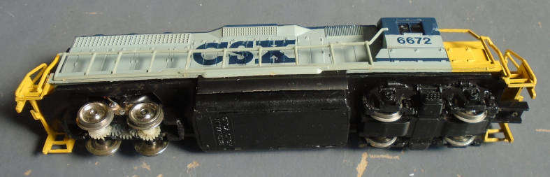 BACHMANN HO SCALE - CSX DIESEL LOCO FOR REPAIRS, RUNS WELL, SEE FOTOS, REAR BOGIE