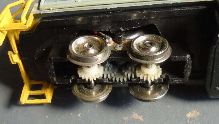 BACHMANN HO SCALE - CSX DIESEL LOCO FOR REPAIRS, RUNS WELL, SEE FOTOS, REAR BOGIE