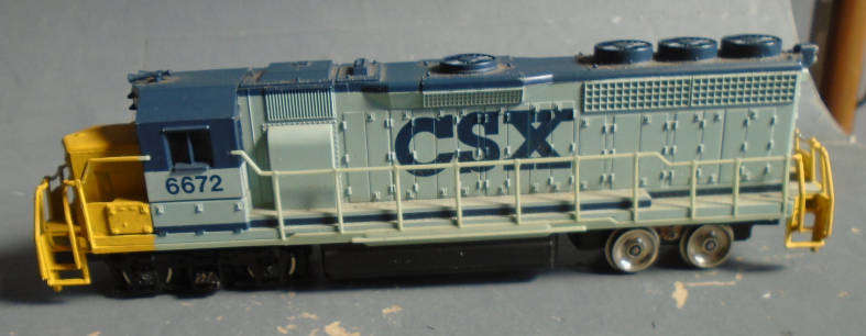 BACHMANN HO SCALE - CSX DIESEL LOCO FOR REPAIRS, RUNS WELL, SEE FOTOS, REAR BOGIE