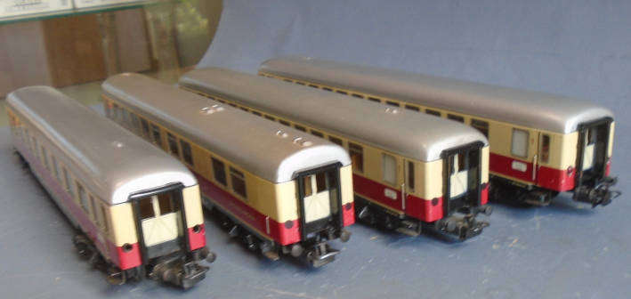 MARKLIN HO SCALE - DB PASSENGER COACH SET, WITH TAILLIGHT IN END WAGON, BOXED