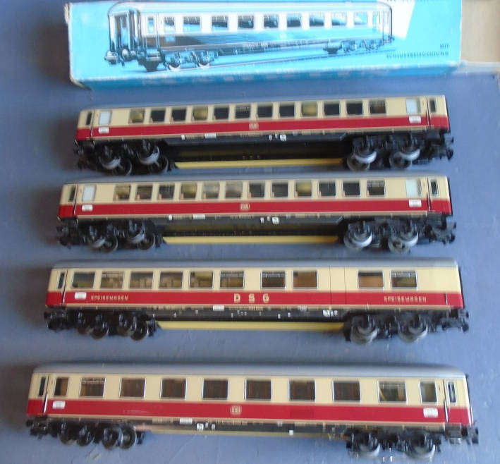 MARKLIN HO SCALE - DB PASSENGER COACH SET, WITH TAILLIGHT IN END WAGON, BOXED