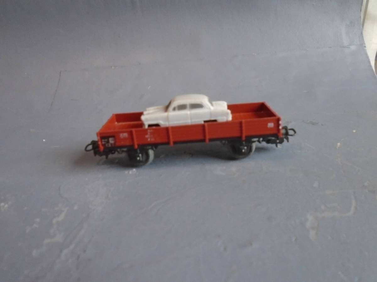 MARKLIN HO SCALE - LOW SIDED GOODS WAGON WITH FORD 12M CAR