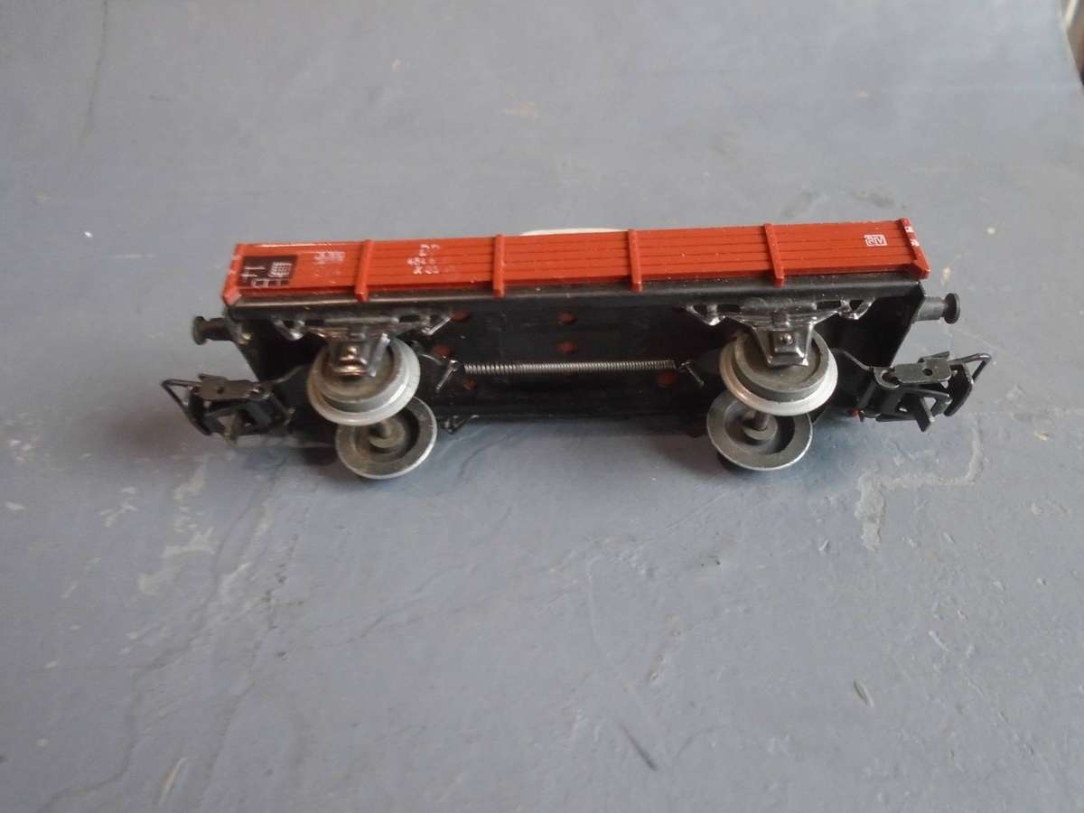MARKLIN HO SCALE - LOW SIDED GOODS WAGON WITH FORD 12M CAR