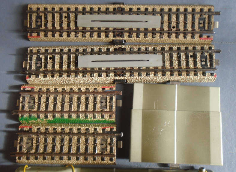 MARKLIN HO SCALE - FULLY AUTOMATIC LEVEL CROSSING - M TRACK W/7193 EXT SET