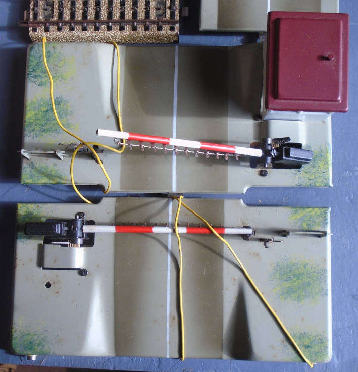 MARKLIN HO SCALE - FULLY AUTOMATIC LEVEL CROSSING - M TRACK W/7193 EXT SET