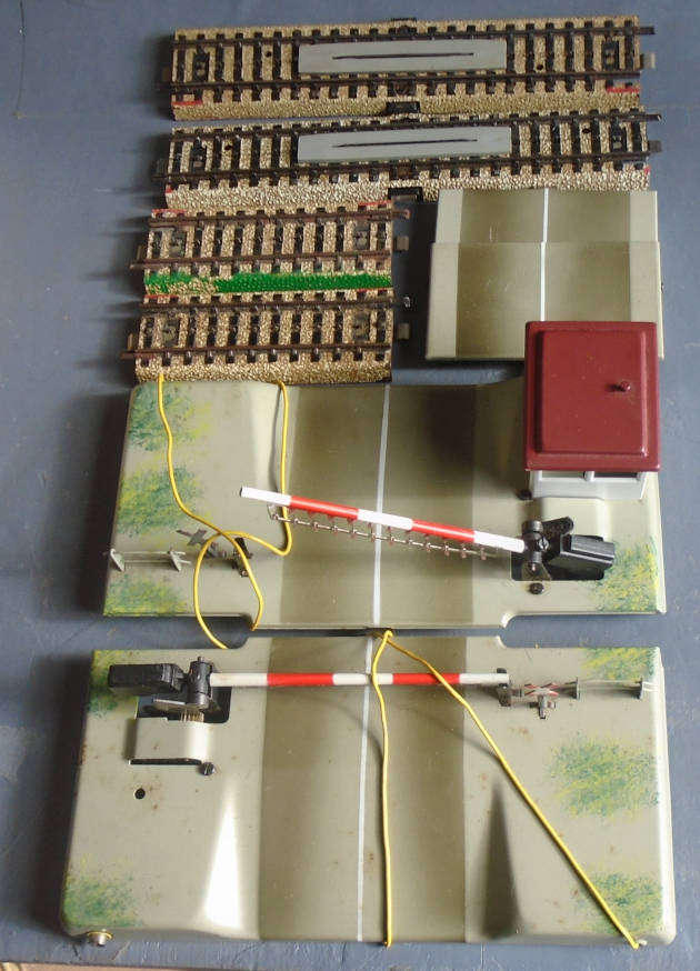 MARKLIN HO SCALE - FULLY AUTOMATIC LEVEL CROSSING - M TRACK W/7193 EXT SET