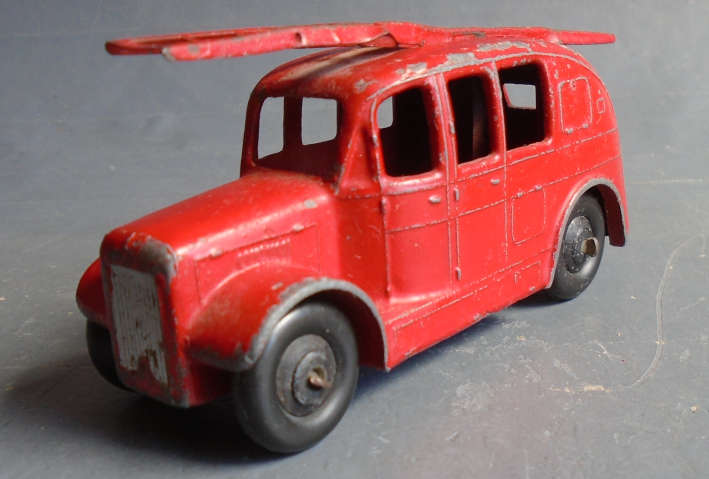 DINKY - 1950s FIRE ENGINE AS PER FOTO