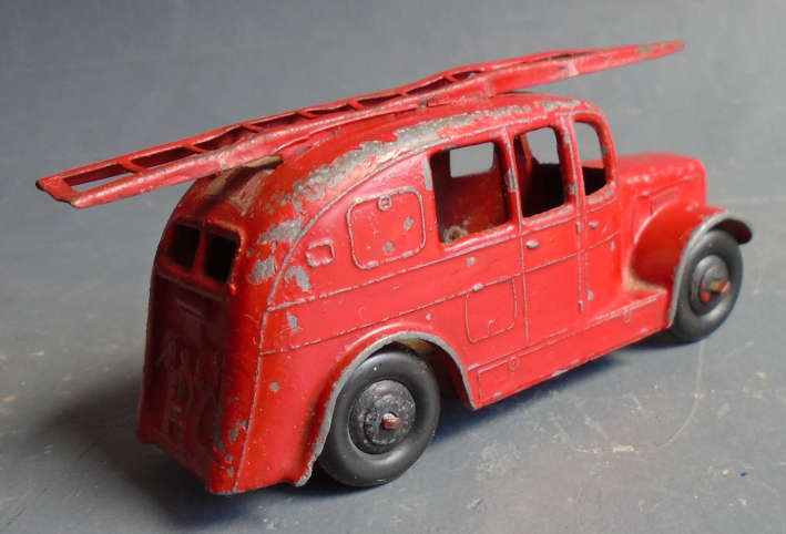 DINKY - 1950s FIRE ENGINE AS PER FOTO