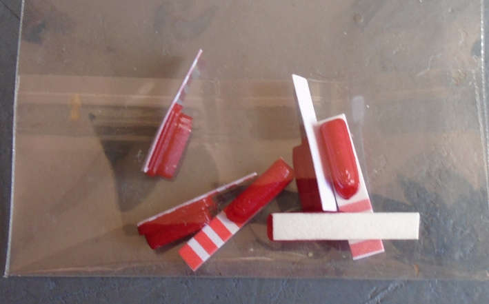 HO SCALE - 5 X SAR FIRE EXTINGUISHERS WITH SIGN