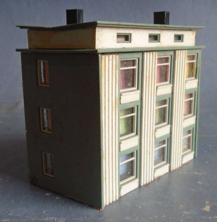 N SCALE - TRIPLE STORY FLATS - FOOT PRINT 75 X 40 mm