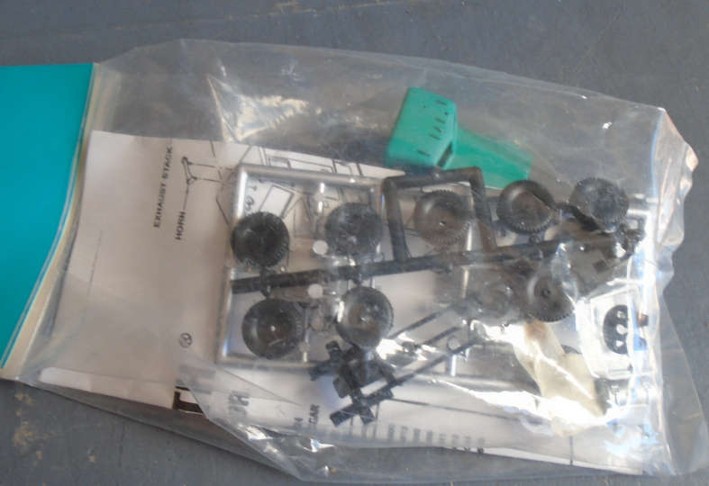 ATHEARN HO SCALE - KENWORTH TRACTOR, GREEN - IN PKT (SEE SAMPLE FOTO OF TRUCK)