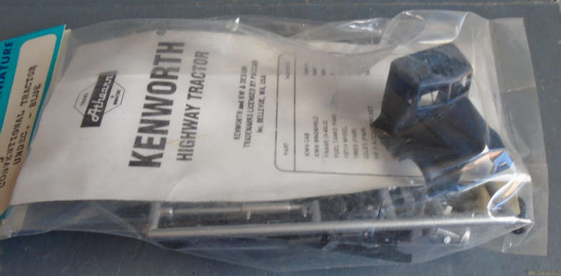 ATHEARN HO SCALE - KENWORTH TRACTOR, BLUE - IN PKT (SEE SAMPLE FOTO OF TRUCK)