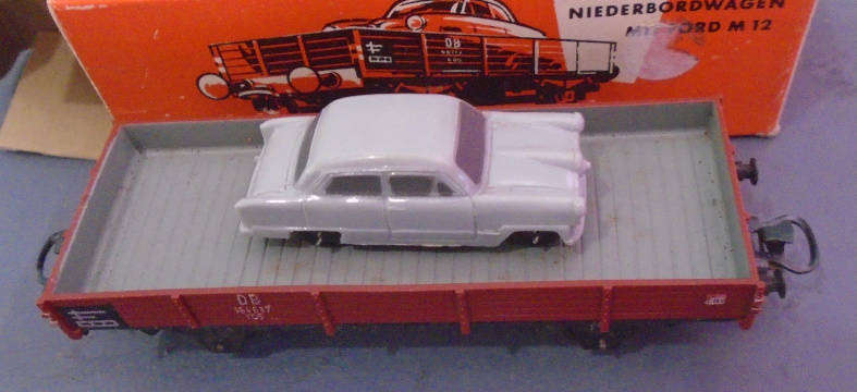 MARKLIN HO SCALE - LOW SIDED GOOD WAGON WITH FORD 12M CAR, BOXED