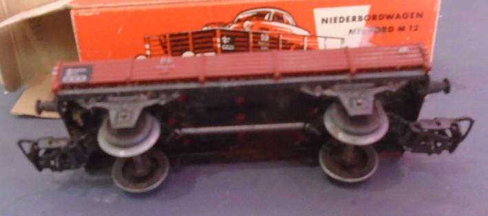 MARKLIN HO SCALE - LOW SIDED GOOD WAGON WITH FORD 12M CAR, BOXED