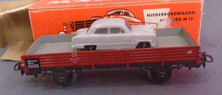 MARKLIN HO SCALE - LOW SIDED GOOD WAGON WITH FORD 12M CAR, BOXED