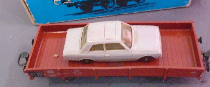 MARKLIN HO SCALE - LOW SIDED GOOD WAGON WITH FORD 12M CAR, BOXED