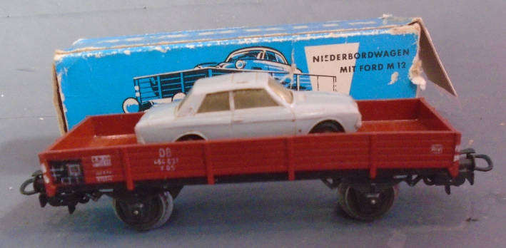 MARKLIN HO SCALE - LOW SIDED GOOD WAGON WITH FORD 12M CAR, BOXED