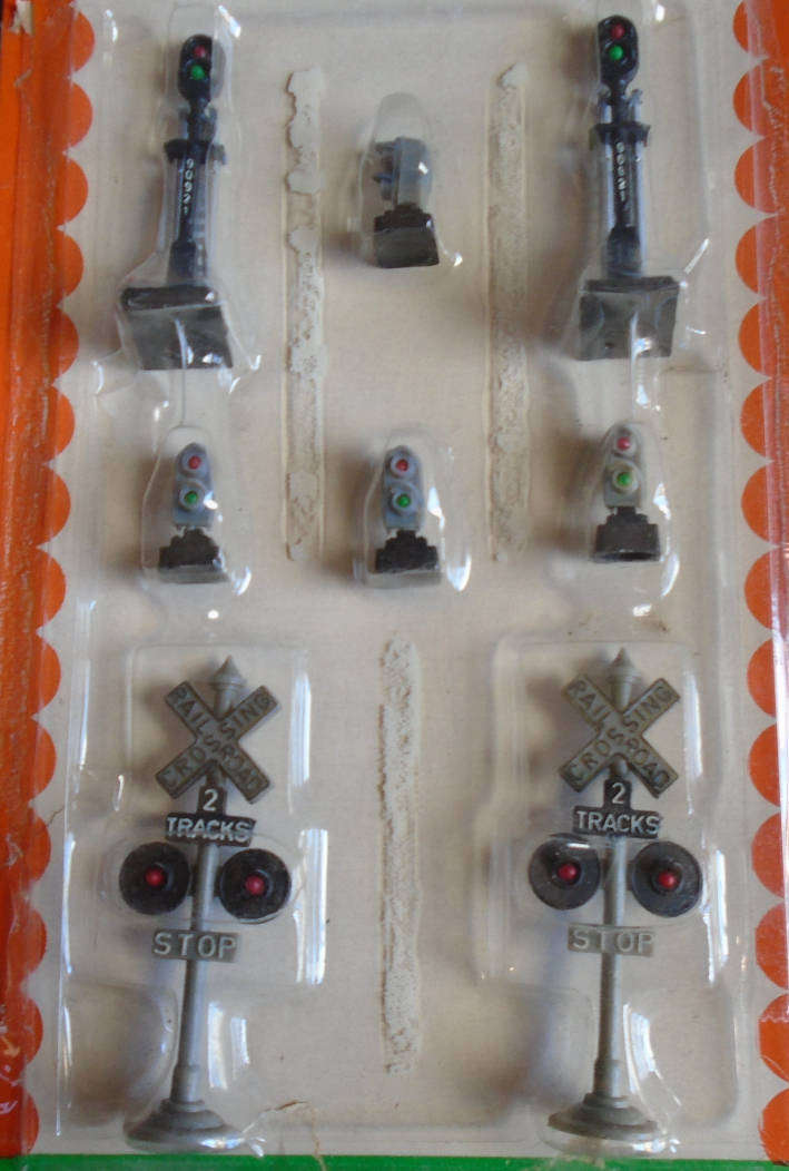 LIFE-LIKE HO SCALE - RAILROAD SIGNALS, HAND PAINTED, CARDED