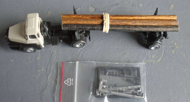 HO SCALE - LOG TRUCK W/ACCESORIES