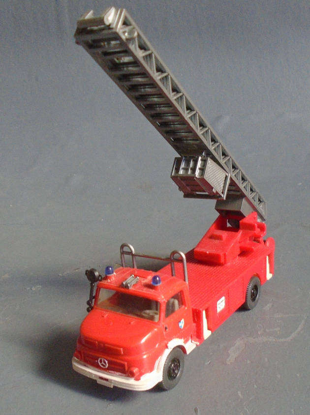 WIKING HO SCALE - MERCEDES BENZ FIRE LADDER TRUCK
