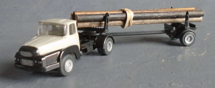 HO SCALE - LOG TRUCK W/ACCESORIES