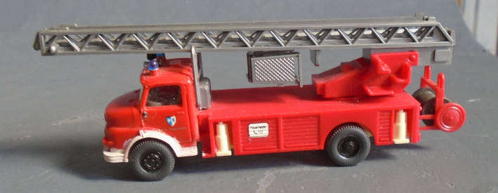 WIKING HO SCALE - MERCEDES BENZ FIRE LADDER TRUCK