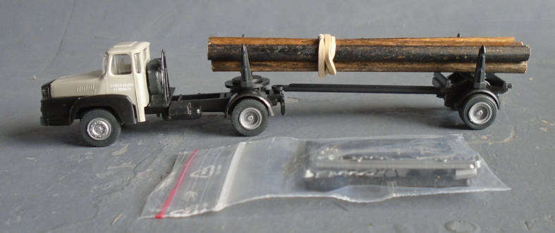 HO SCALE - LOG TRUCK W/ACCESORIES