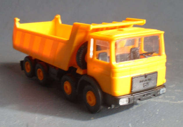 HO SCALE - MAN TIPPER TRUCK
