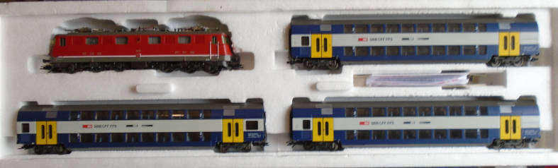 MARKLIN HO SCALE - RARE SWISS RAIL SET WITH DELTA DIGITAL LOCO & 3 X COACHES, BOXED