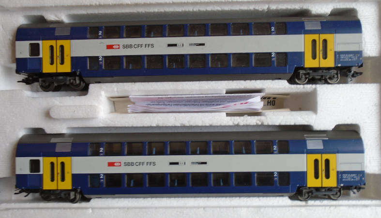 MARKLIN HO SCALE - RARE SWISS RAIL SET WITH DELTA DIGITAL LOCO & 3 X COACHES, BOXED