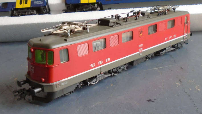 MARKLIN HO SCALE - RARE SWISS RAIL SET WITH DELTA DIGITAL LOCO & 3 X COACHES, BOXED