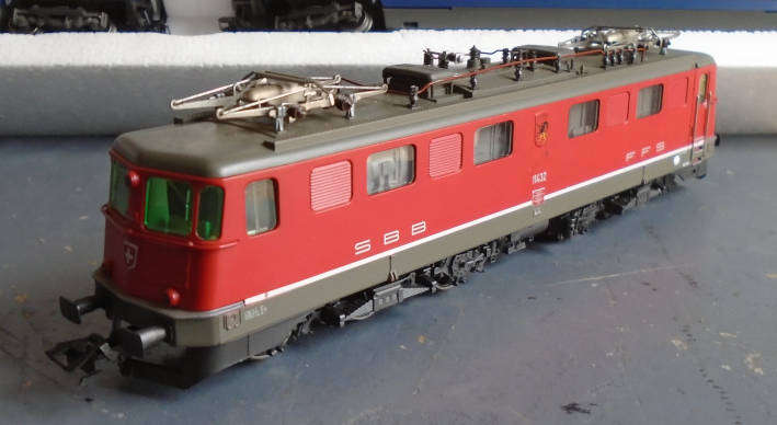 MARKLIN HO SCALE - RARE SWISS RAIL SET WITH DELTA DIGITAL LOCO & 3 X COACHES, BOXED