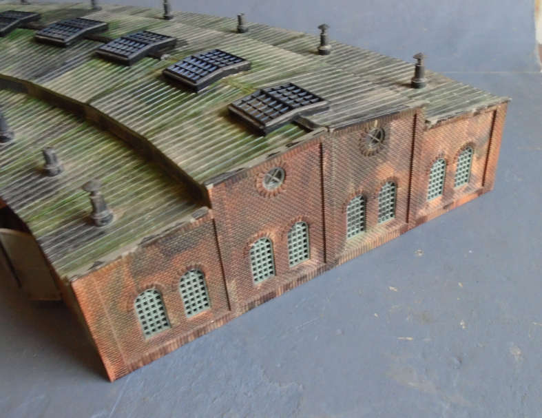 HELJAN N SCALE - 6 DOOR ROUND HOUSE, SEE FOTOS FOR CONDITION