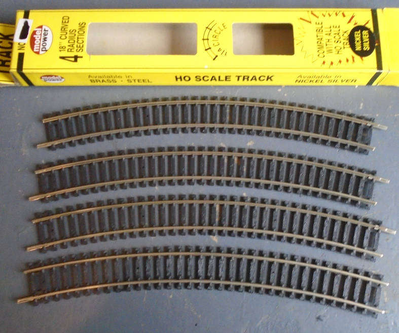 MODEL POWER HO SCALE - 4 X 18' CURVED RADIUS SECTIONS PER BOX, 4 MAKES A 1/4 CIRCLE