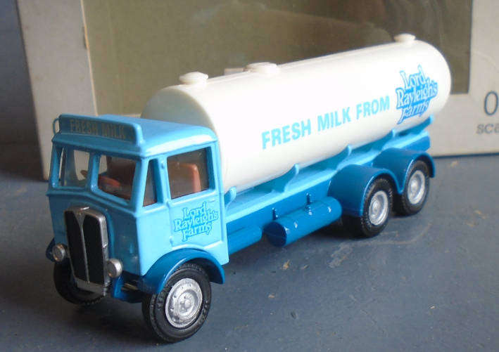 EFE 1/76 OO SCALE - AEC MOMMOTH MILK TANKER, BOXED